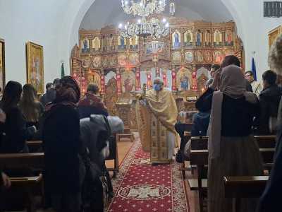 Entrando ci ritroviamo nel corso della celebrazione della messa domenicale. L�ambiente � intimo nonostante l�affollamento, dominato dal profumo di incenso e dalle luci delle candele. Le pareti bianche sono decorate da quadri con immagini dorate della Madonna e i Santi